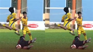 Cầu thủ U15 Ninh Bình nhận thẻ đỏ sau pha vào bóng thô bạo khiến HLV U15 SLNA phản ứng gay gắt 