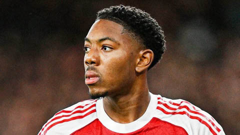 Arsenal thách giá vụ Lewis-Skelly với MU