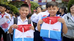 Quả bóng vàng Nguyễn Hoàng Đức hỗ trợ học sinh nghèo vượt khó