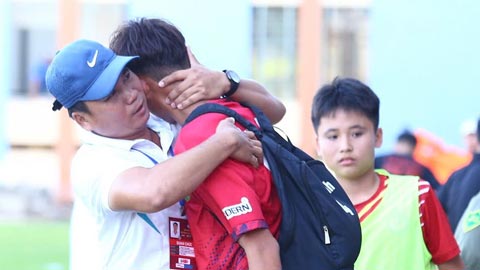 Xúc động với hình ảnh chàng trai người Chăm Áp Tô Sa Li ôm HLV Tây Ninh