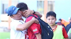 Xúc động với hình ảnh chàng trai người Chăm Áp Tô Sa Li  ôm HLV Tây Ninh