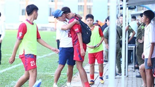 VIDEO: Áp Tô Sa Li nghẹn ngào ôm HLV sau khi U15 Tây Ninh giành chiến thắng