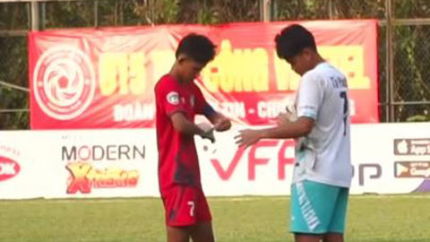 U15 Tây Ninh khiến khán giả sốc khi dùng tiền vệ bắt 11m