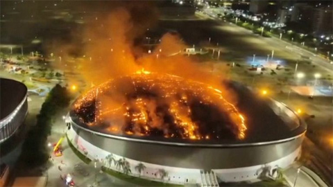 Biển lửa bao trùm mái vòm sân Olympic