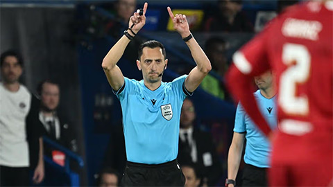 Liverpool thoát phạt đền gây tranh cãi trước PSG nhờ VAR