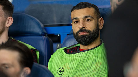 Vì sao Mohamed Salah ngồi dự bị cả 90 phút khi Liverpool thua PSG?