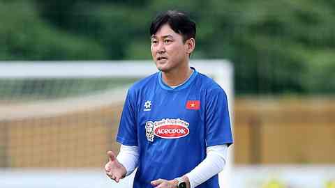 ‘Phù thủy phạt góc’ xúc động chia tay ĐT Việt Nam