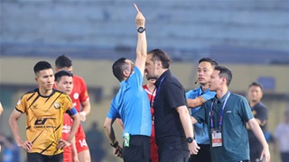 HLV Popov nổi cáu, chịu thẻ đỏ, ném thẳng thẻ HLV về cabin