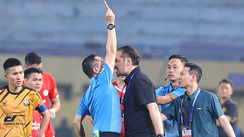 HLV Velizar Popov nổi cáu, chịu thẻ đỏ, ném thẻ tác nghiệp