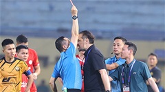 HLV Velizar Popov nổi cáu, chịu thẻ đỏ, ném thẻ tác nghiệp