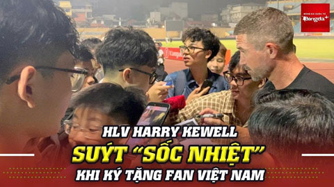  HLV Harry Kewell khiến sân Hàng Đẫy suýt 'vỡ trận' khi ký tặng NHM Việt Nam