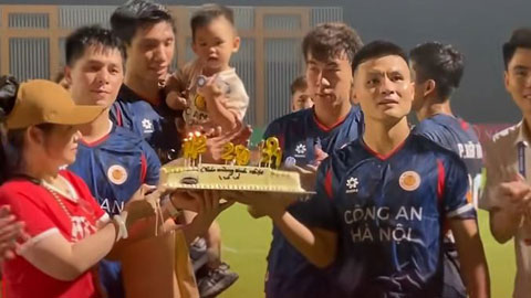 Quang Hải đón sinh nhật tuổi 29 ngay trên sân