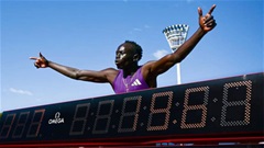 Thần đồng 18 tuổi phá kỷ lục của ‘Tia chớp đen’ Usain Bolt