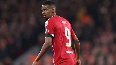 Shearer chỉ trích Isak, Slot gây tranh cãi với quyết định loại Salah