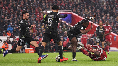 VAR khiến Liverpool mất phạt đền gây tranh cãi
