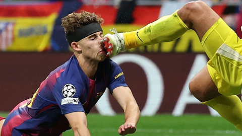 Cận cảnh Fermin Lopez hứng trọn gầm giày của thủ môn Atletico Madrid