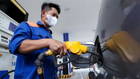 Giá xăng dầu hôm nay 16/4: Giá dầu bật tăng, xăng trong nước nhích nhẹ