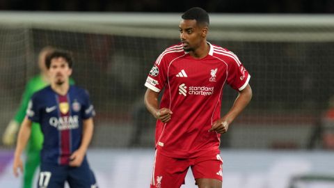 Đừng làm cục nợ nữa, Alexander Isak!