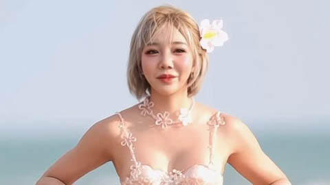 Nữ ca sĩ mặc bikini gợi cảm khi tham gia giải chạy đặc biệt