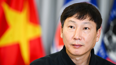 HLV Kim Sang Sik nhắc khéo cầu thủ Việt Nam hạn chế câu giờ 