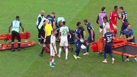 Cầu thủ đội Malaysia chửi tổ y tế, tự lấy cáng cứu đồng đội ở giải châu Á 