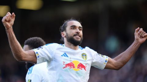 Hủy diệt Wolves, Leeds tiến gần suất trụ hạng