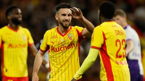 Lens ngược dòng ngoạn mục để đuổi sát nút PSG