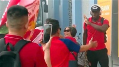 Ngoại binh Hải Phòng đi viện vì dính pháo sáng của CĐV đội nhà