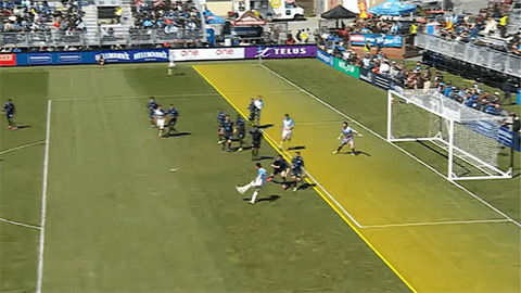 Luật việt vị mới của Arsene Wenger lần đầu được áp dụng chính thức