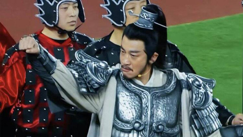 Hà Nhuận Đông làm bùng nổ sân bóng đá khi tái hiện hình tượng Hạng Vũ