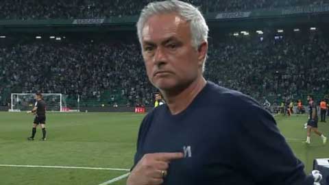Mourinho ăn mừng 'ngạo nghễ', châm ngòi bão mạng sau derby Lisbon