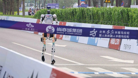 Robot hình người phá kỷ lục chạy bán marathon của con người