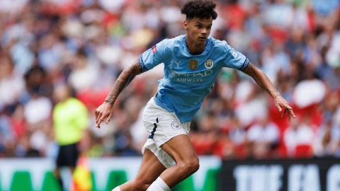 Nico O'Reilly đi bóng, Arsenal rung chuông