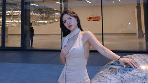 Nữ gymer bị ép mặc quần ren khoe body nuột nà khi đi du lịch nước ngoài