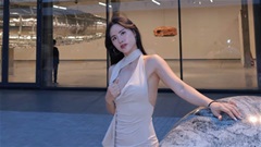 Nữ gymer bị ép mặc quần ren khoe body nuột nà khi đi du lịch nước ngoài