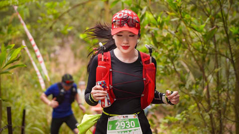 Loan Barbie đăng status khiến cánh mày râu trầm trồ