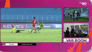 Cận cảnh cầu thủ U17 Australia vào bóng thô bạo với Nguyễn Lực và bị đuổi