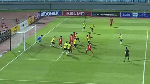 Nguyễn Lực ghi bàn sau tình huống đá phạt tinh quái (Trực tiếp: U17 Việt Nam 2-1 U17 Australia)