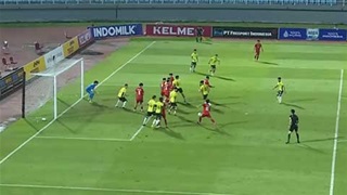 Nguyễn Lực ghi bàn sau tình huống đá phạt tinh quái (Trực tiếp: U17 Việt Nam 2-1 U17 Australia)