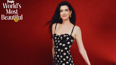 Anne Hathaway là 'Người đẹp nhất thế giới 2026'