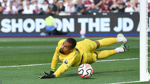  Robert Sanchez bị chế giễu vì bay người kiểu ‘siêu nhân’