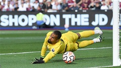  Robert Sanchez bị chế giễu vì bay người kiểu ‘siêu nhân’