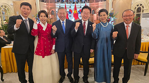 HLV Park Hang Seo cùng Kim Sang Sik nhận vinh dự đặc biệt