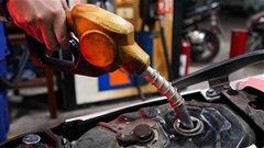 Giá xăng tiếp tục giảm từ 15h chiều 23/4