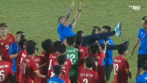 HLV Cristiano Roland được các học trò công kênh đầy cảm xúc