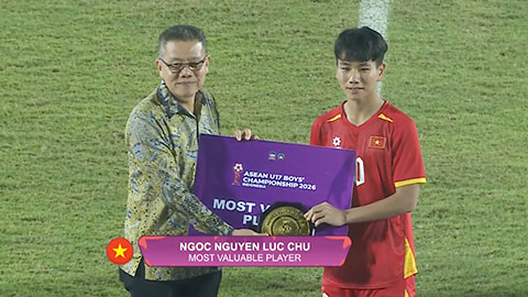 Nguyễn Lực nhận giải thưởng cầu thủ xuất sắc nhất giải U17 ĐNÁ
