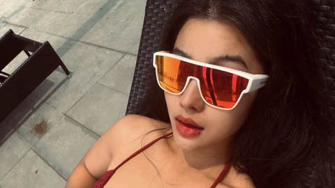 Em Kim vén váy khoe thân hình đồng hồ cát khi mặc bikini dây