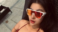 Em Kim vén váy khoe thân hình đồng hồ cát khi mặc bikini dây