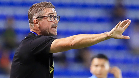 HLV Harry Kewell đồng tình Văn Quyết, chê Ninh Bình đá bóng dài