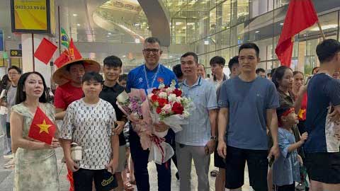  U17 Việt Nam về nước, HLV Cristiano Roland được cổ động viên săn đón như Idol